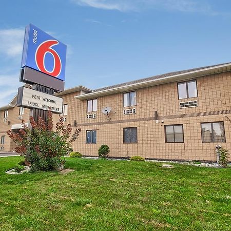 Motel 6 Windsor Ontario Exterior photo