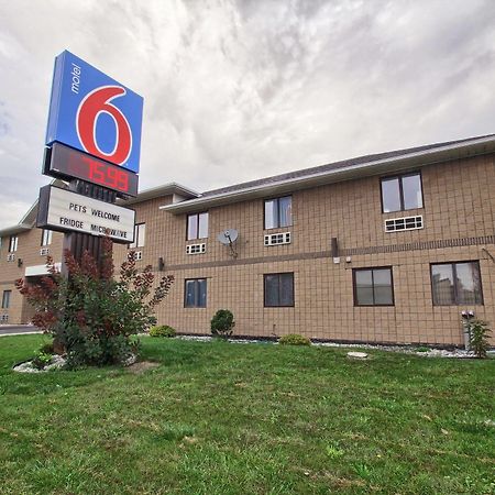 Motel 6 Windsor Ontario Exterior photo