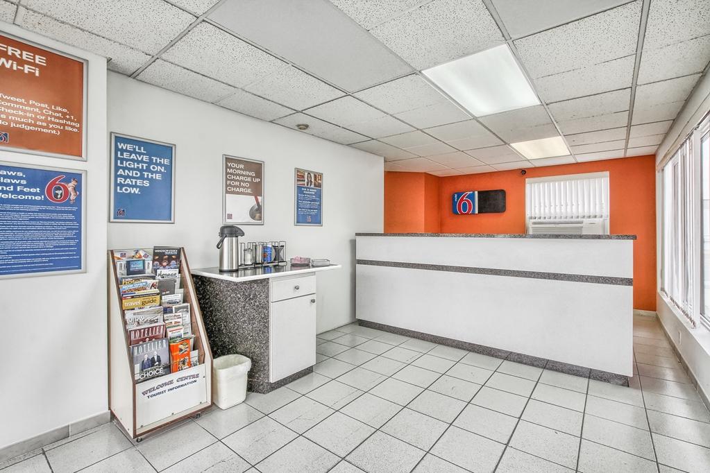 Motel 6 Windsor Ontario Interior photo