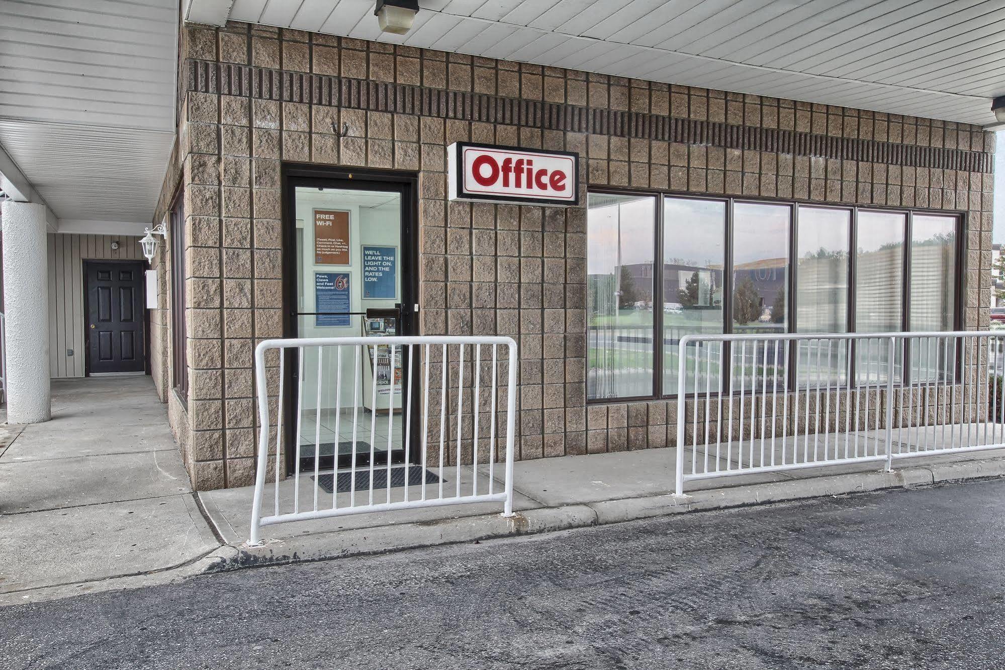 Motel 6 Windsor Ontario Exterior photo